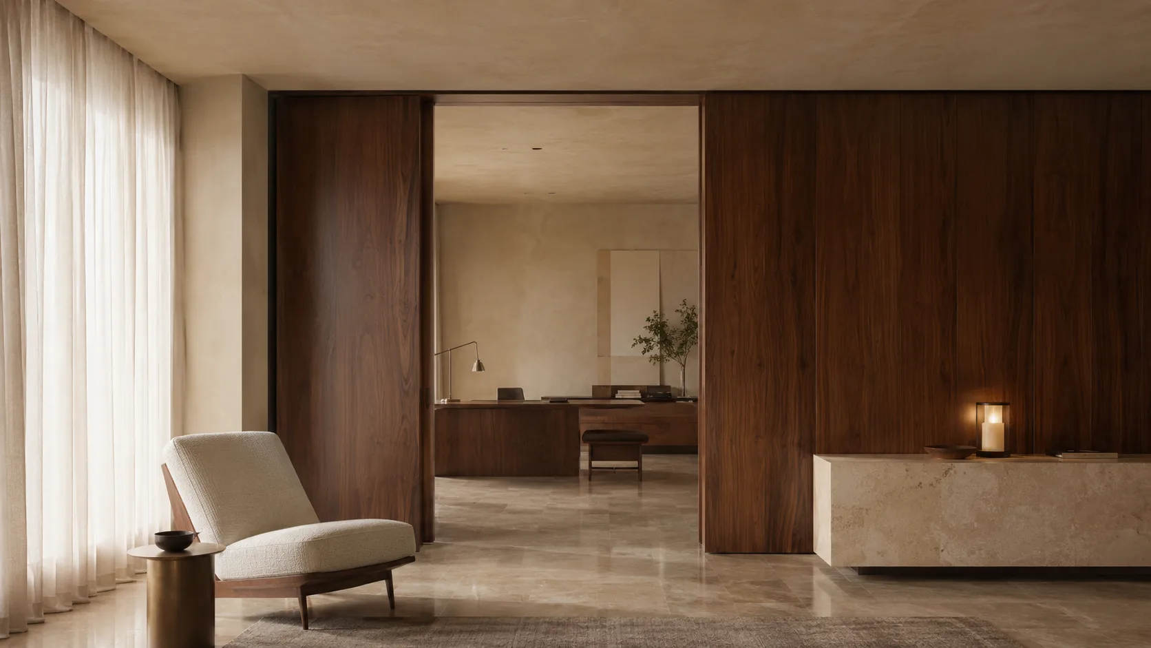 Salon contemporain marocain avec grandes fenetres et mobilier minimaliste chaleureux.